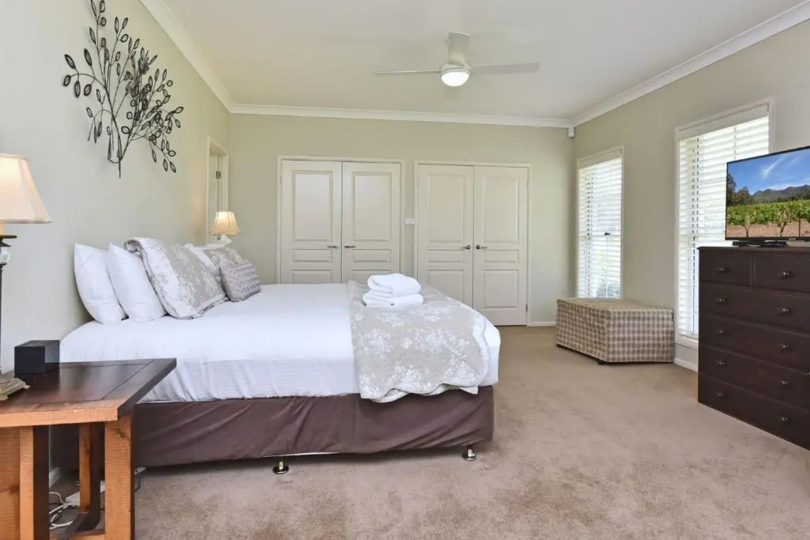 Silver Springs Estate 4br house + 6br house with Wifi, Pool. Fireplace, Views, Olives and Space