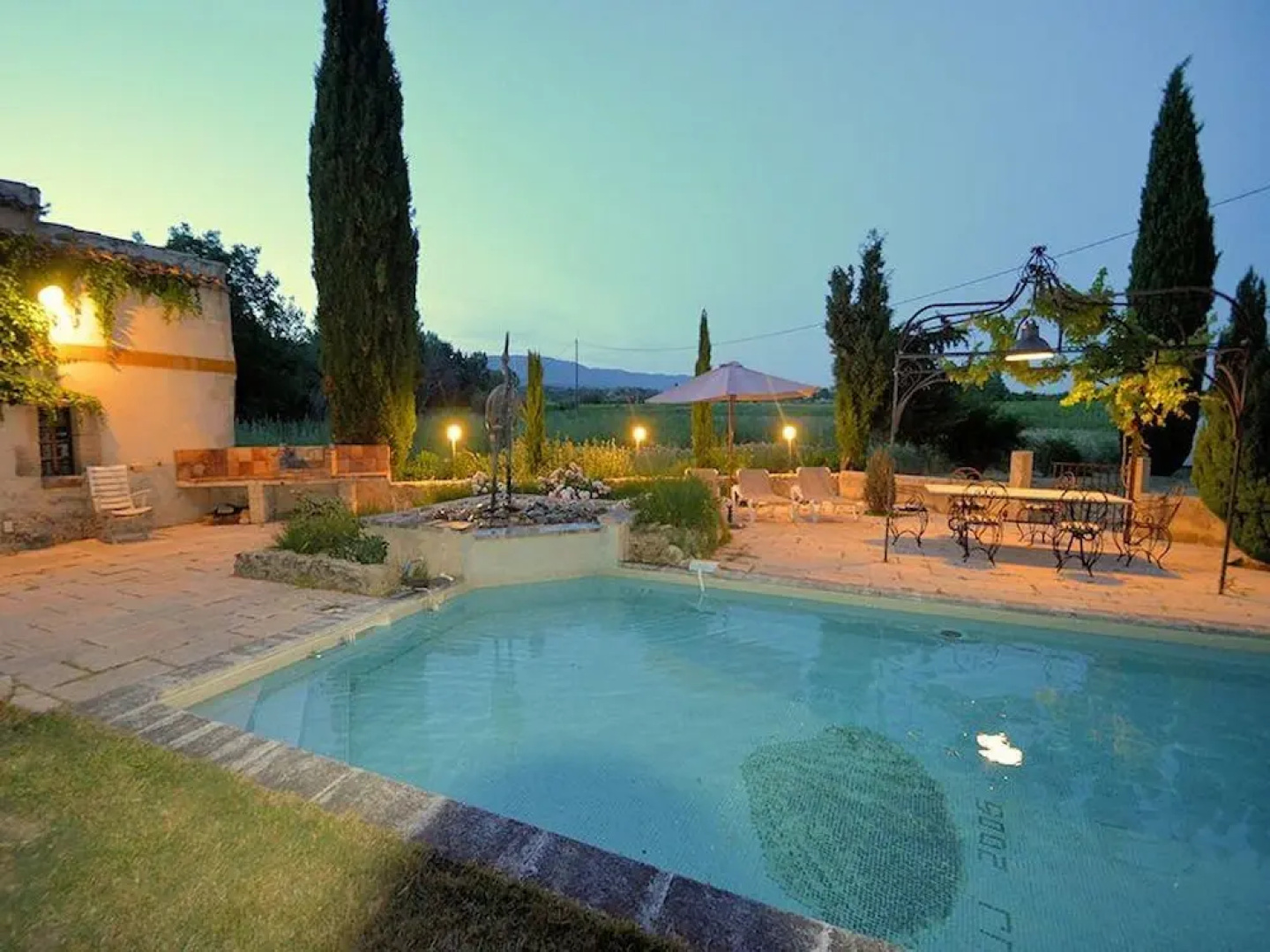House With 6 Bedrooms in Vaugines, With Private Pool, Furnished Garden