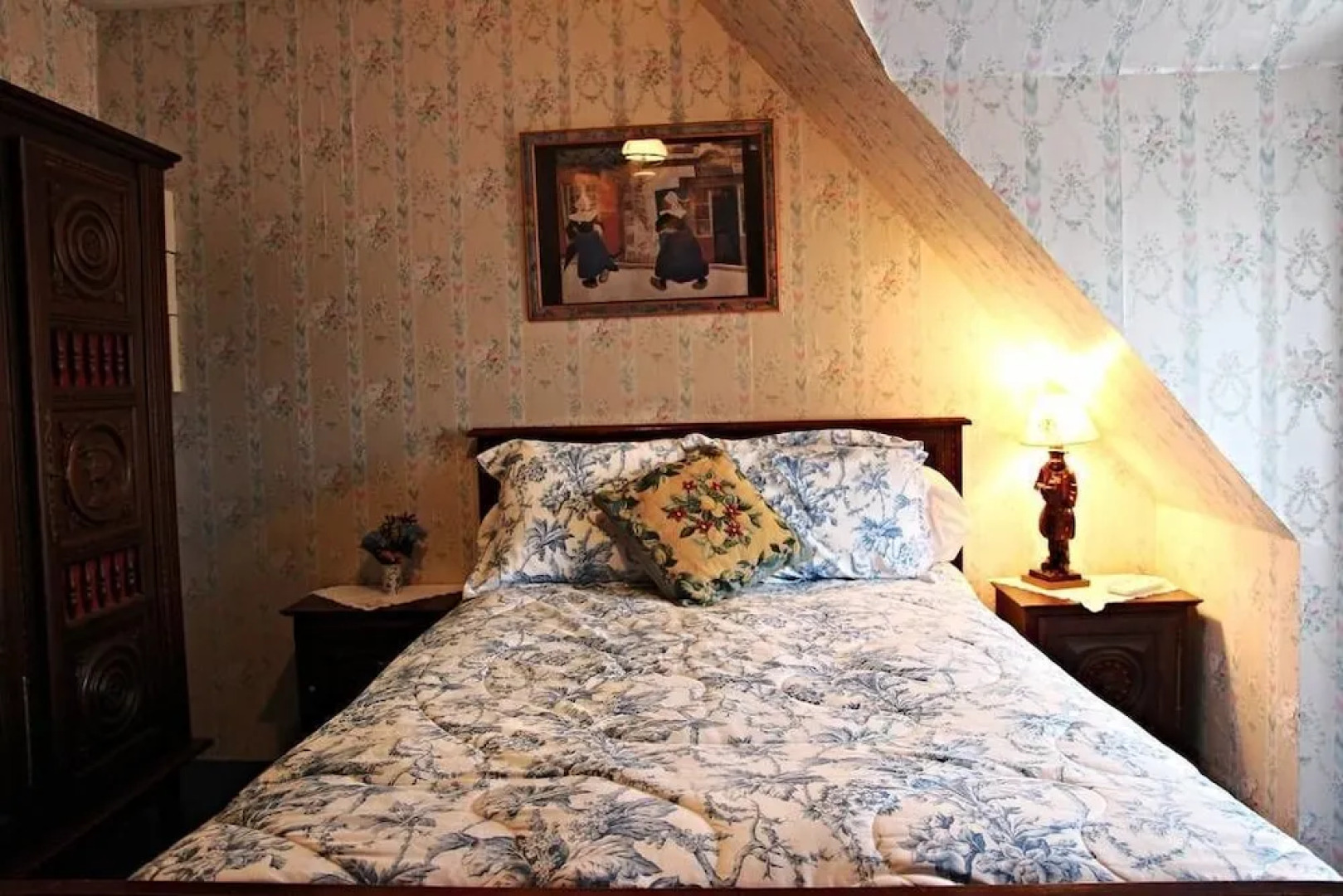 The Archeologist Home-Chateau Le Mur