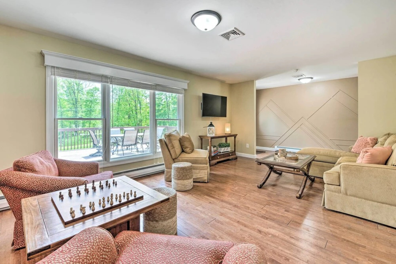 East Stroudsburg Home w/ Fire Pit & Private Pond