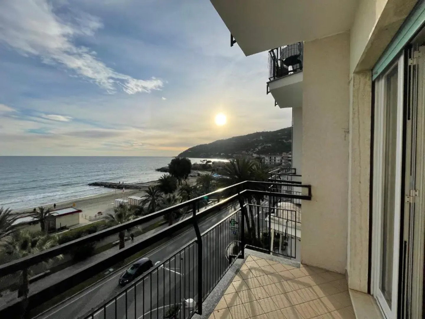 [Via XXV Aprile] 4 Locali - Di Fronte al Mare