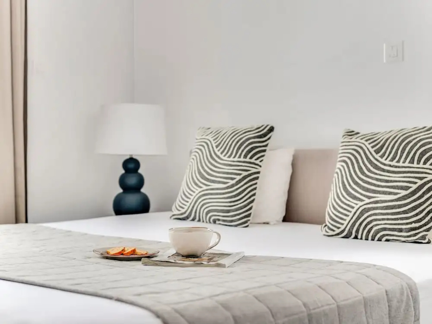 Sanders Only - Lovely 1-bdr Apt With two Balconies