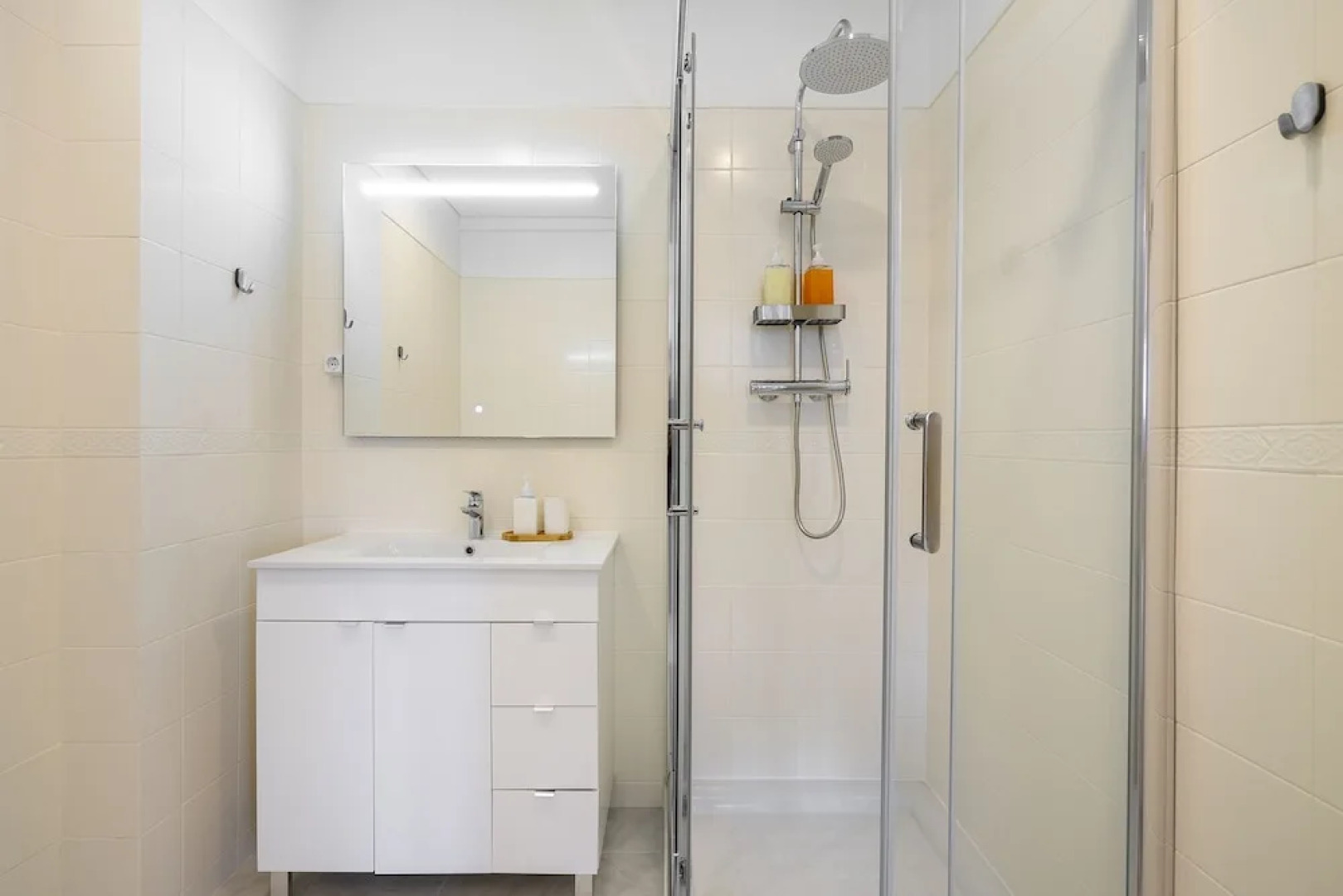 Peaceful Algés Family Home