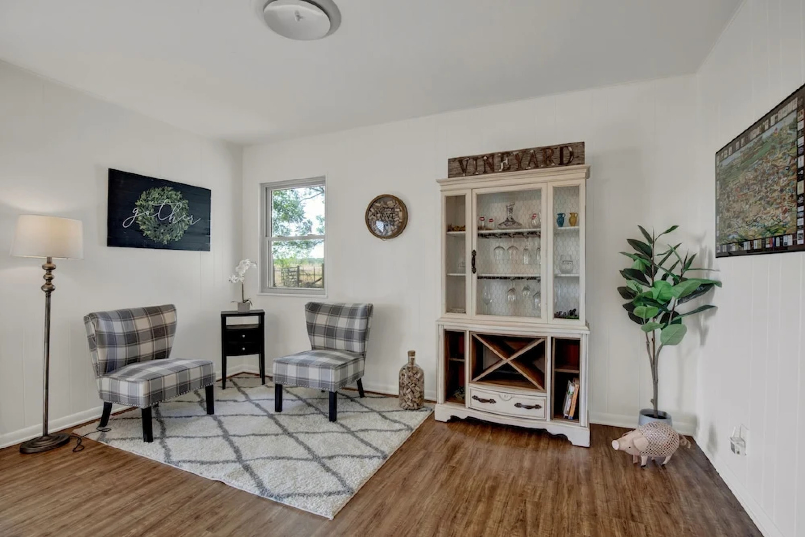 Spacious Home - Fire Pit, BBQ and Outdoor Seating!