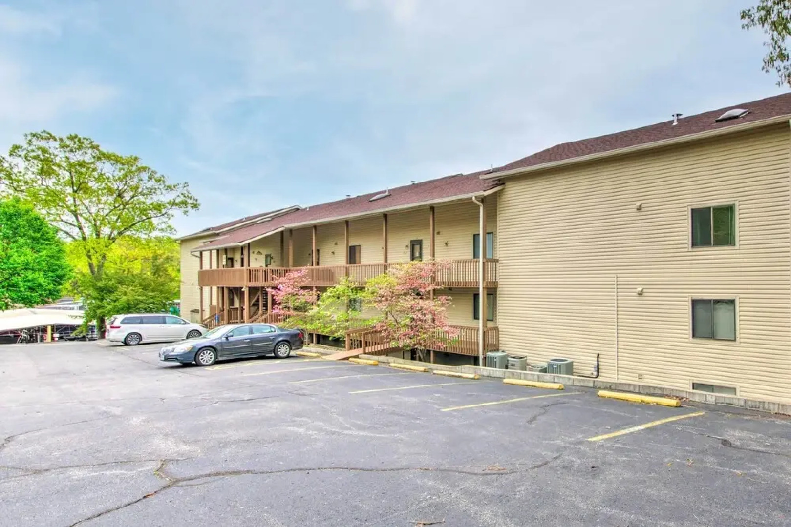 Pool Days & Water Fun Await: Lake Ozark Escape!