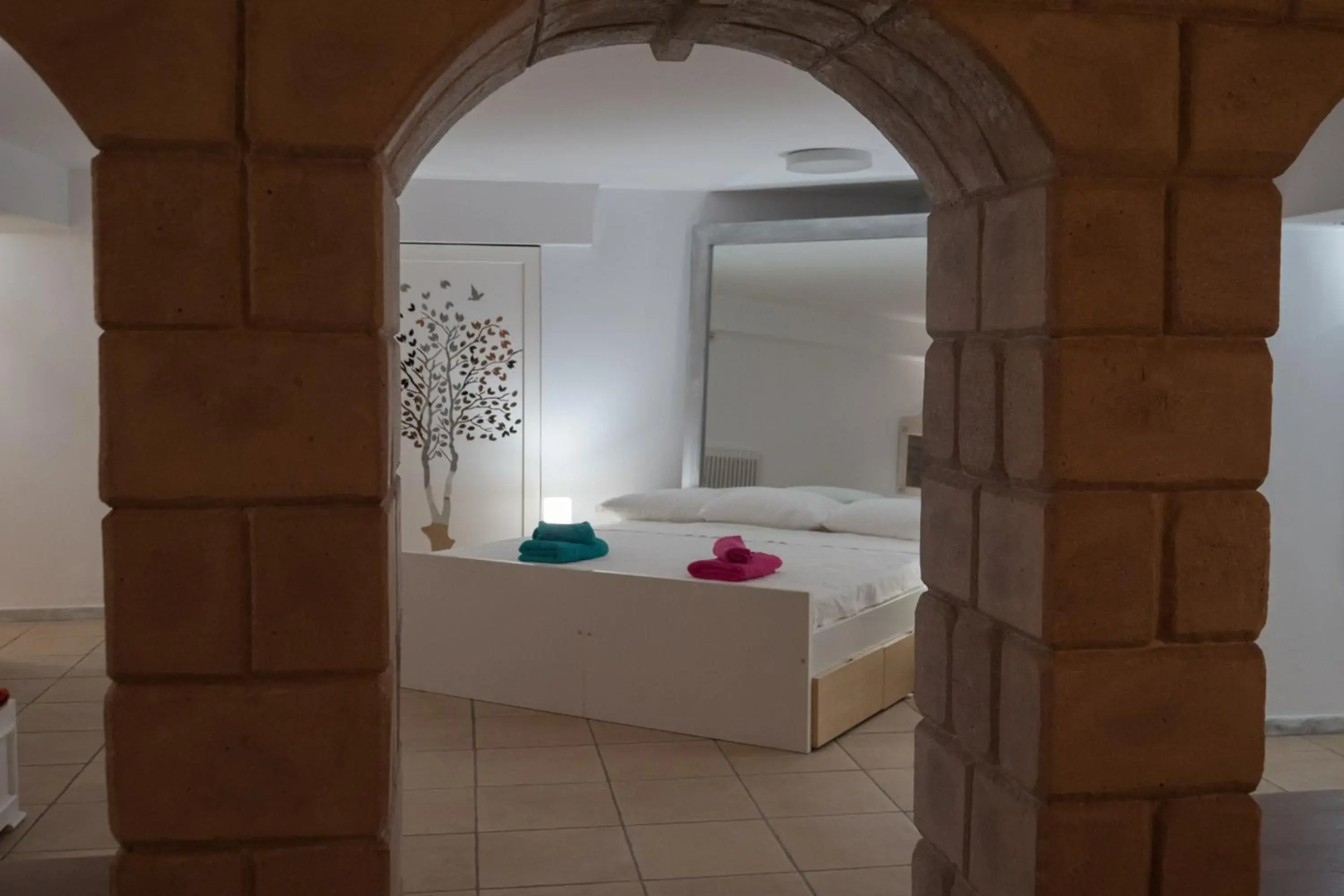 Tranquil Infinity Pool Getaway (private jacuzzi and steam bath, pool, garden, sea and city views)