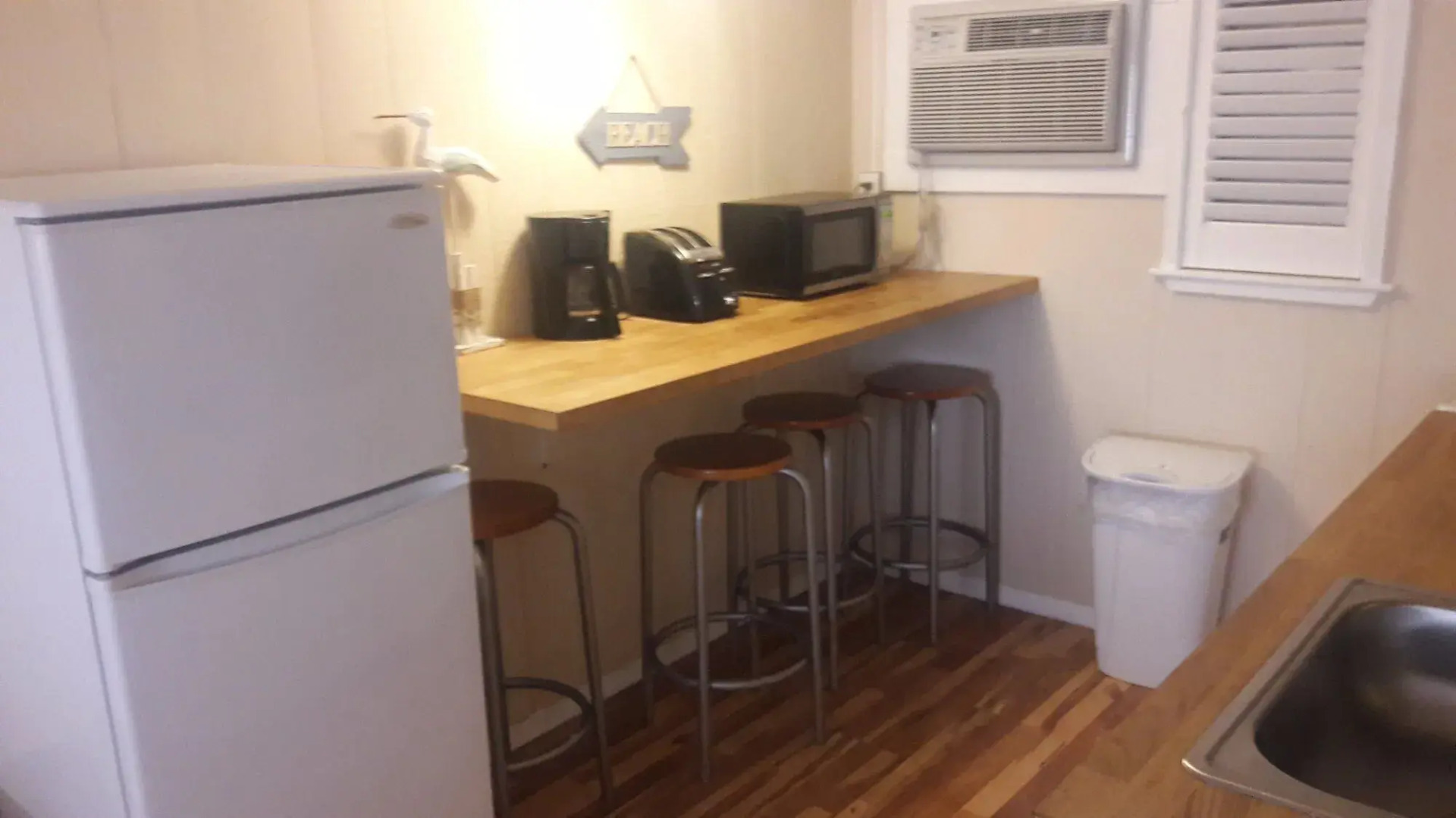 Vineyard Harbor Motel - Private Beach