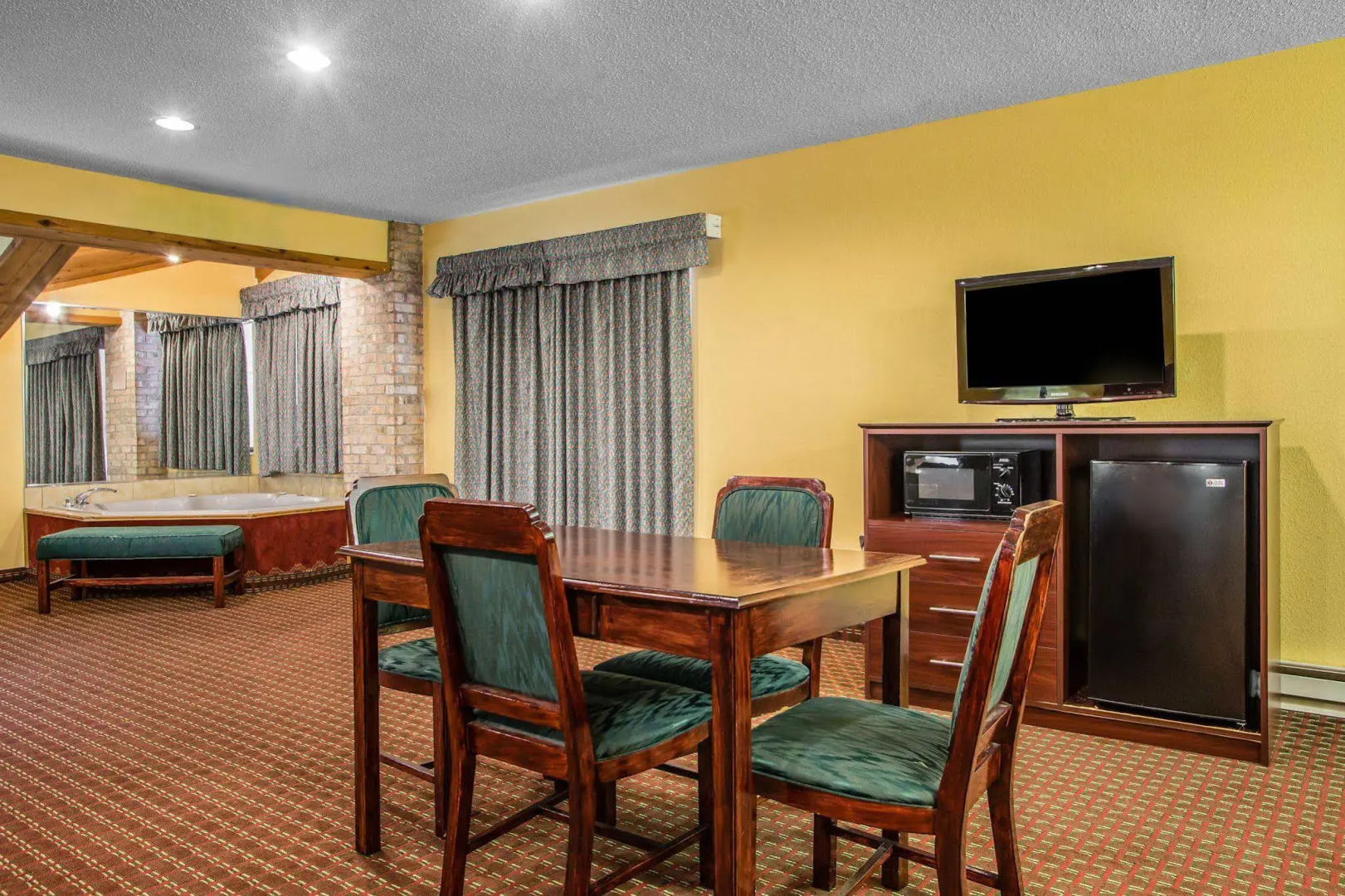 AmericInn by Wyndham Mosinee Central Wisconsin Airport