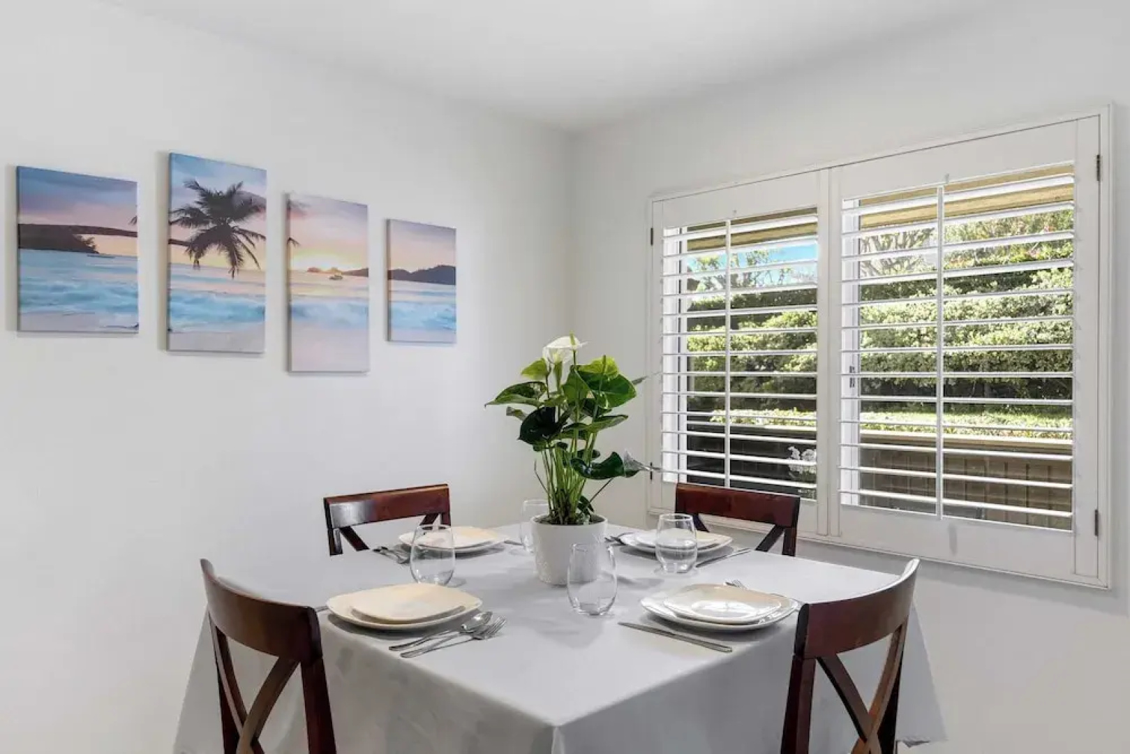 Walk to Beach Pool, Hot Tub, Private Patio, Parking Seabreeze Retreat