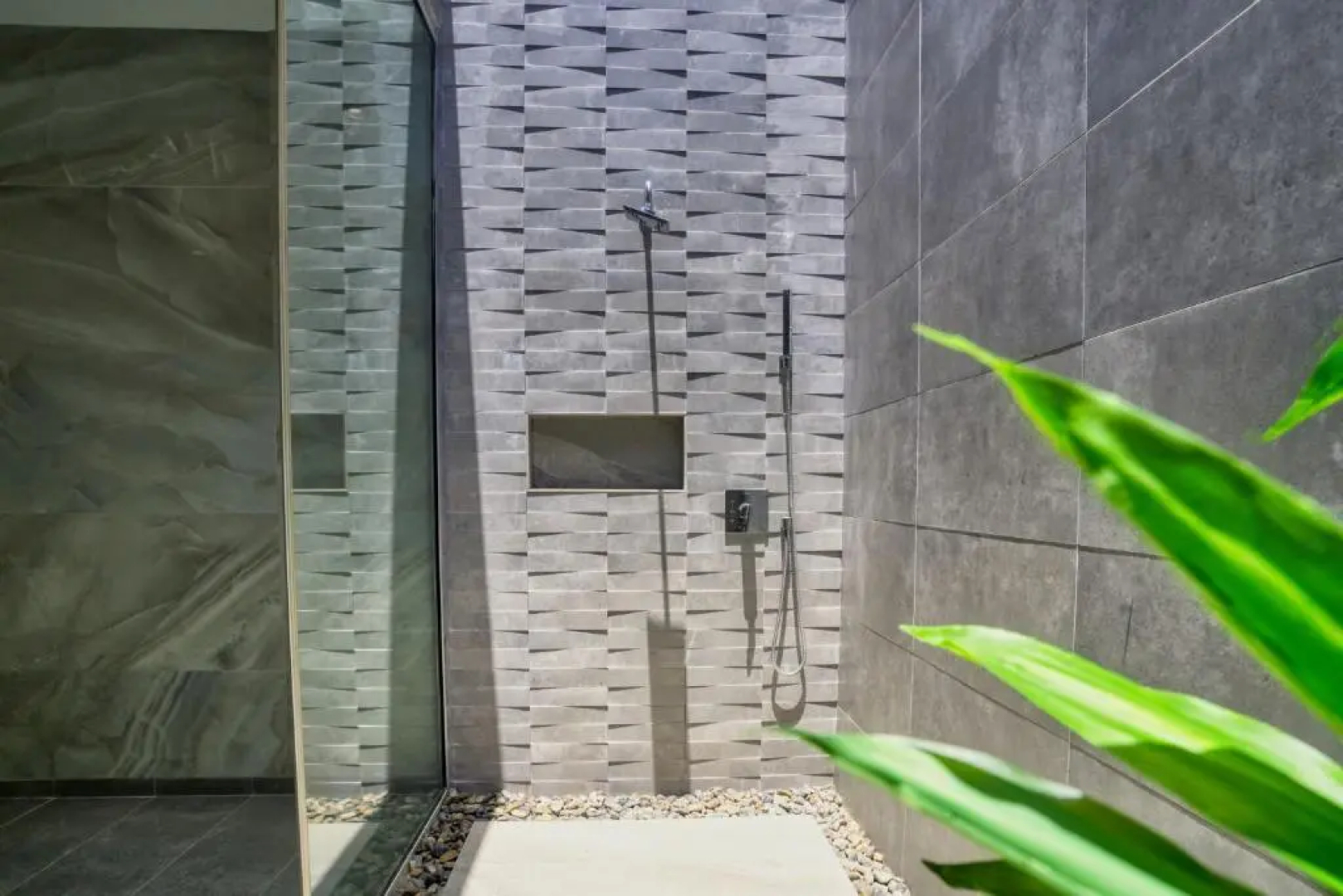 Grand Modern Villa 6-bedroom! Brand New! Heated Jacuzzi!