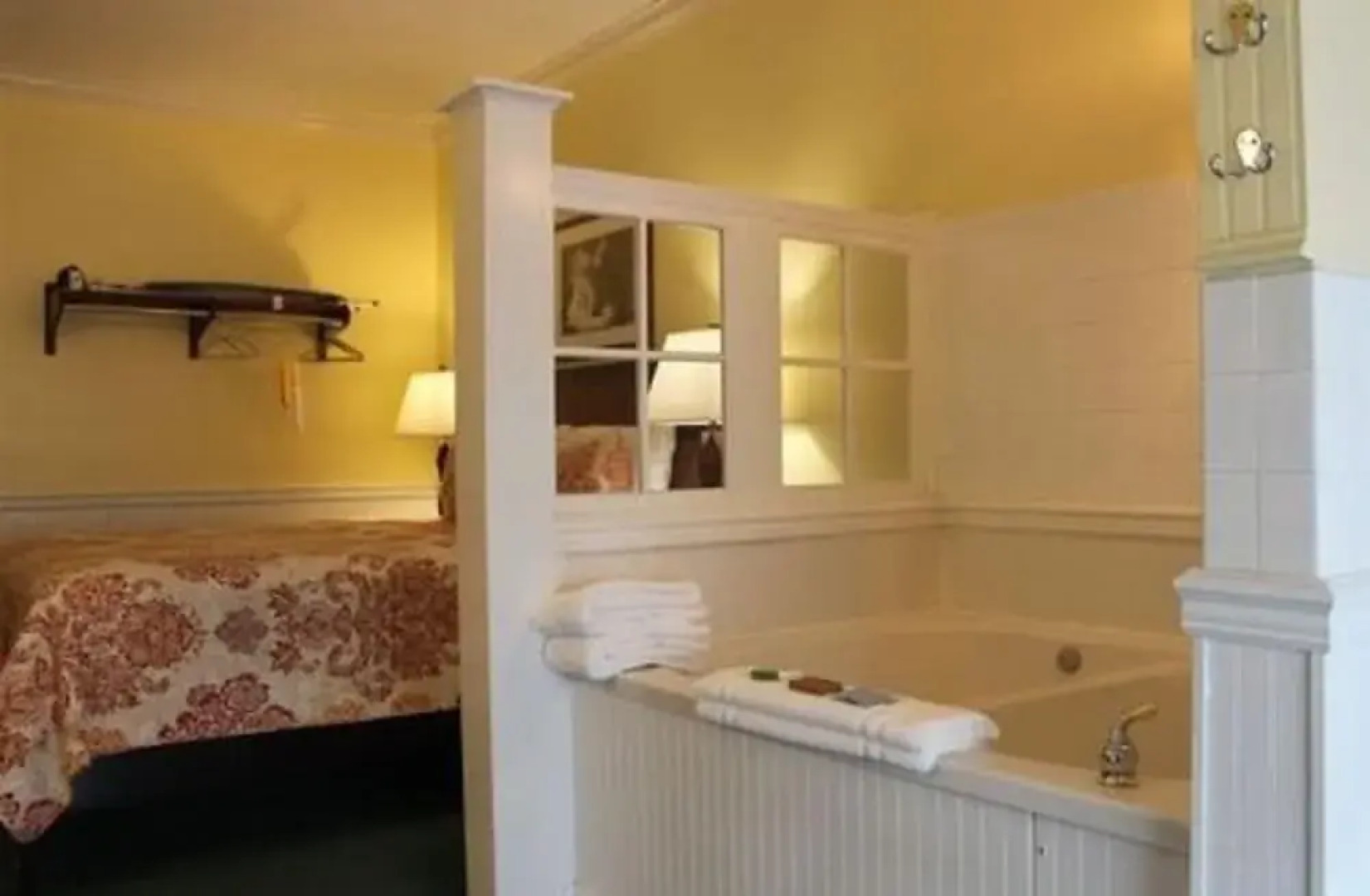 County Clare Irish Hotel & Pub