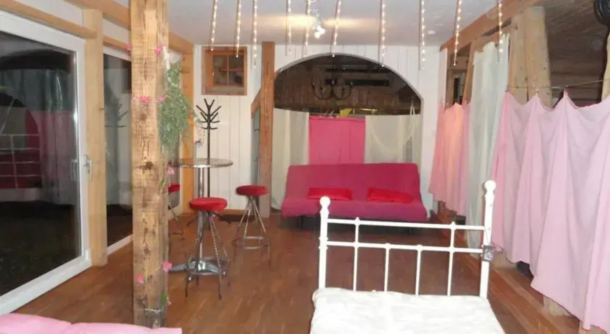 Kleines Haus im Grünen, Zirkuswagen, Hängebett & Zimmerli