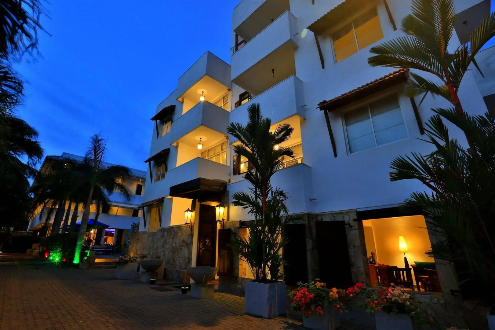 St. Lachlan Hotel & Suites