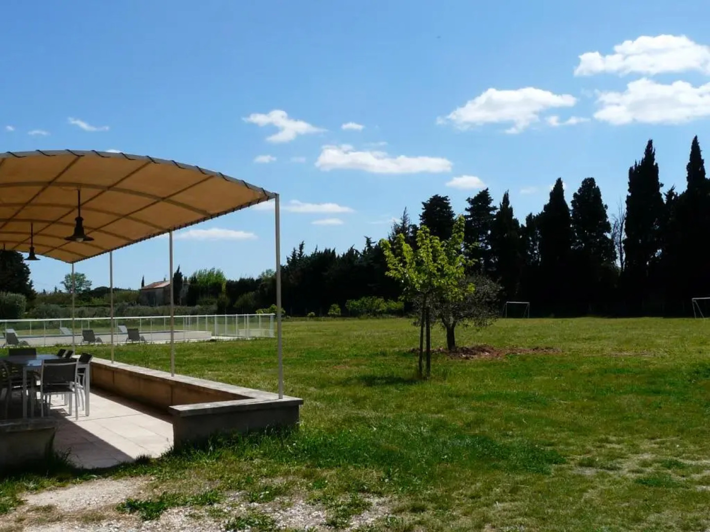 Maison Familiale Climatisée avec Piscine Privée Clôturée et Grand Jardin, située à Fontvieille au cœur des Alpilles, 8 personnes, LS1-256 FERRIERO