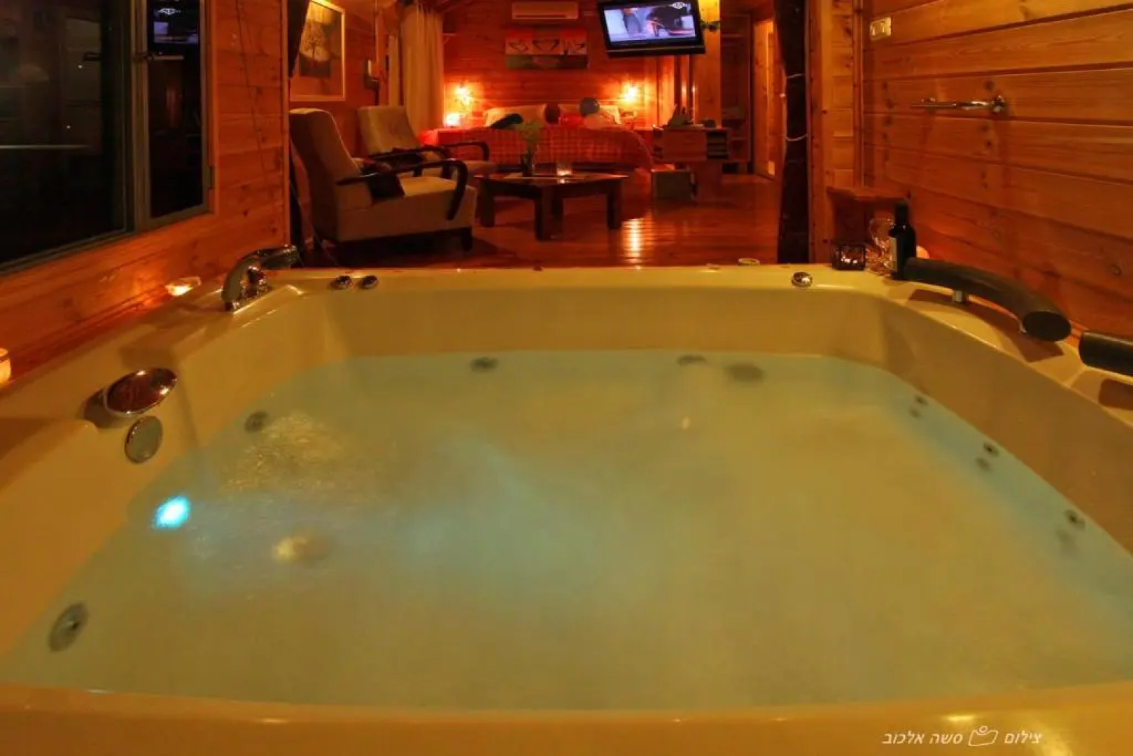 בקתות מול השקיעה