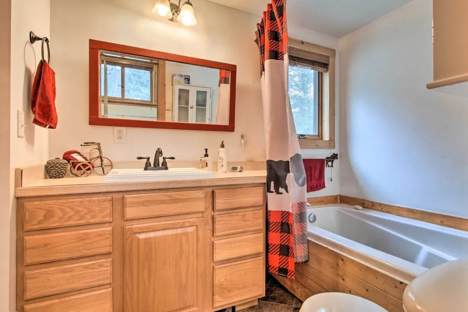 Creekside Clancy Cabin in Helena Natl Forest!