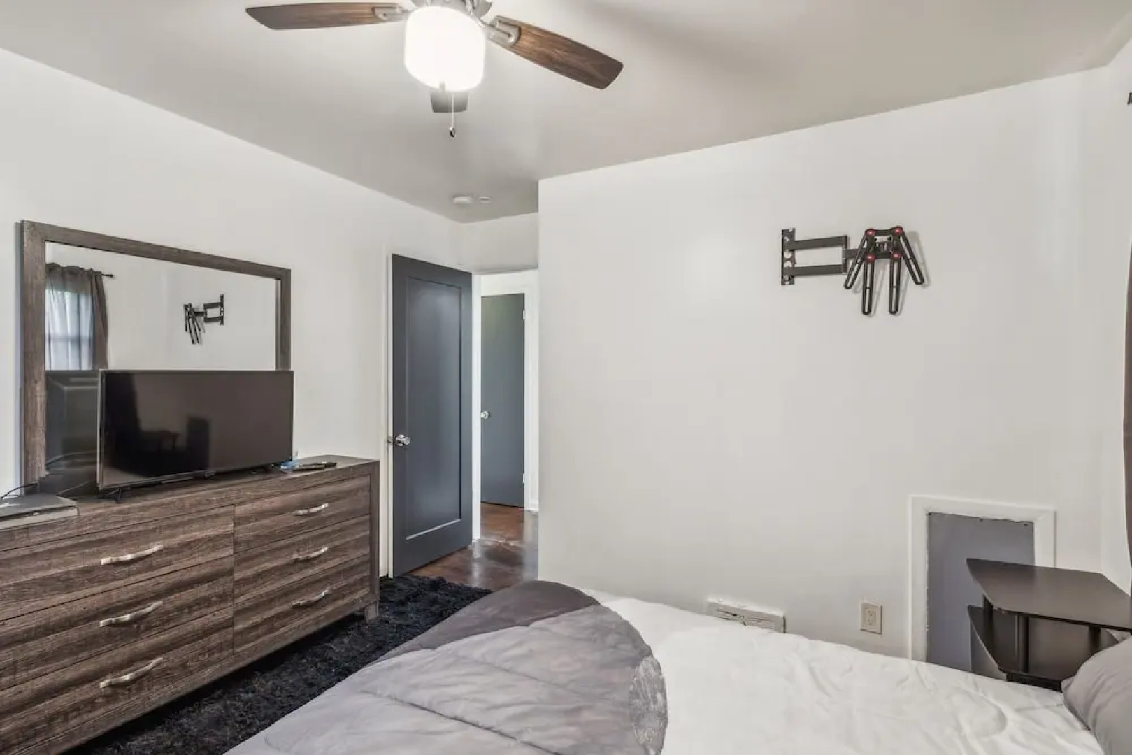 Queen G2 Mansion 3 Bedroom Home by RedAwning