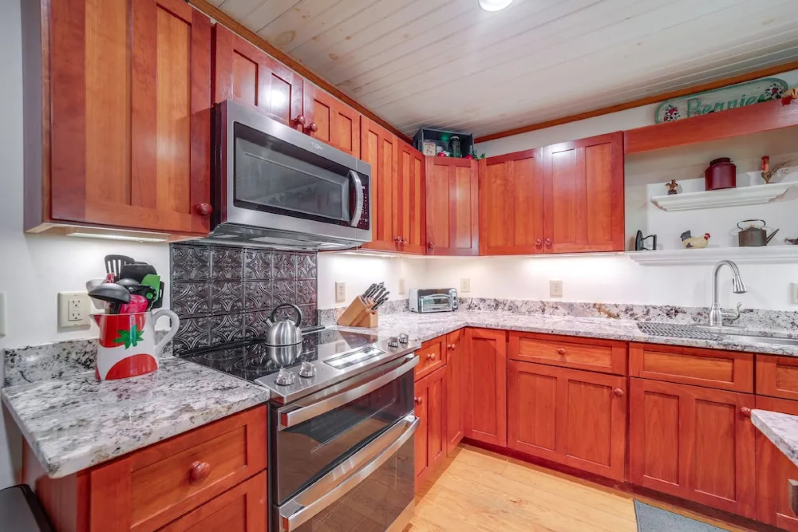 Creekside Family Retreat by Waterfalls & Hiking!