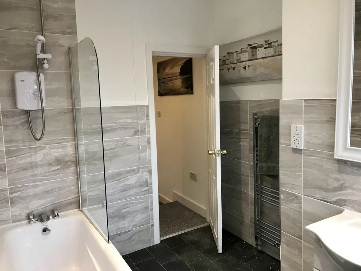 Stylish 3 Bedroom House Only 5 Mins From M6/m58