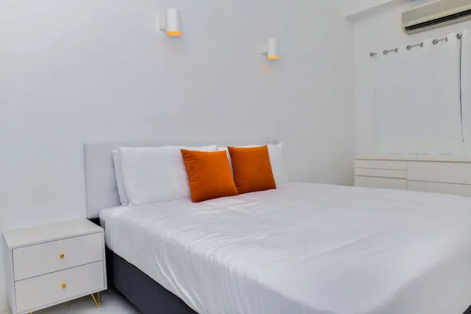 Ocean Front 7-bedroom 7-bath Sunset Views Malmok!