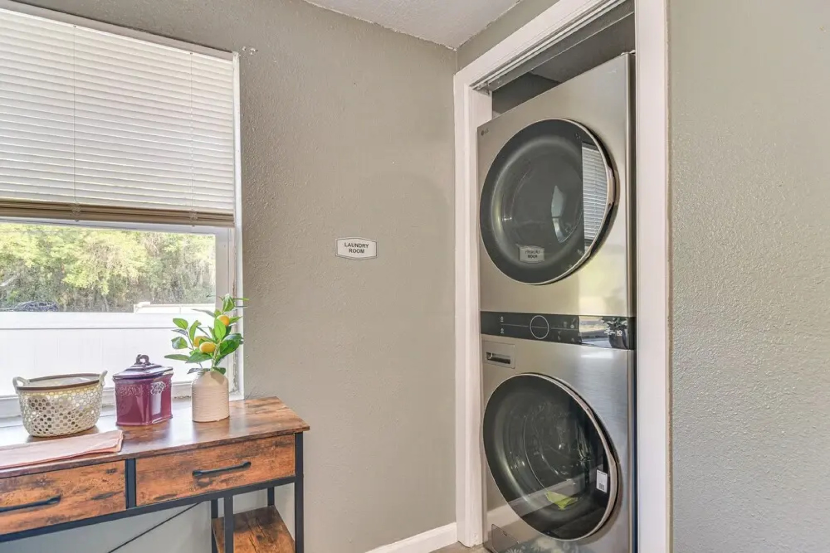 6 Mi to Busch Gardens: Family & Pet Friendly Home