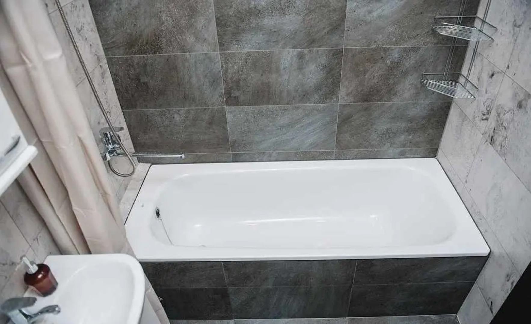 Апартаменты на улице Александра Полина 1