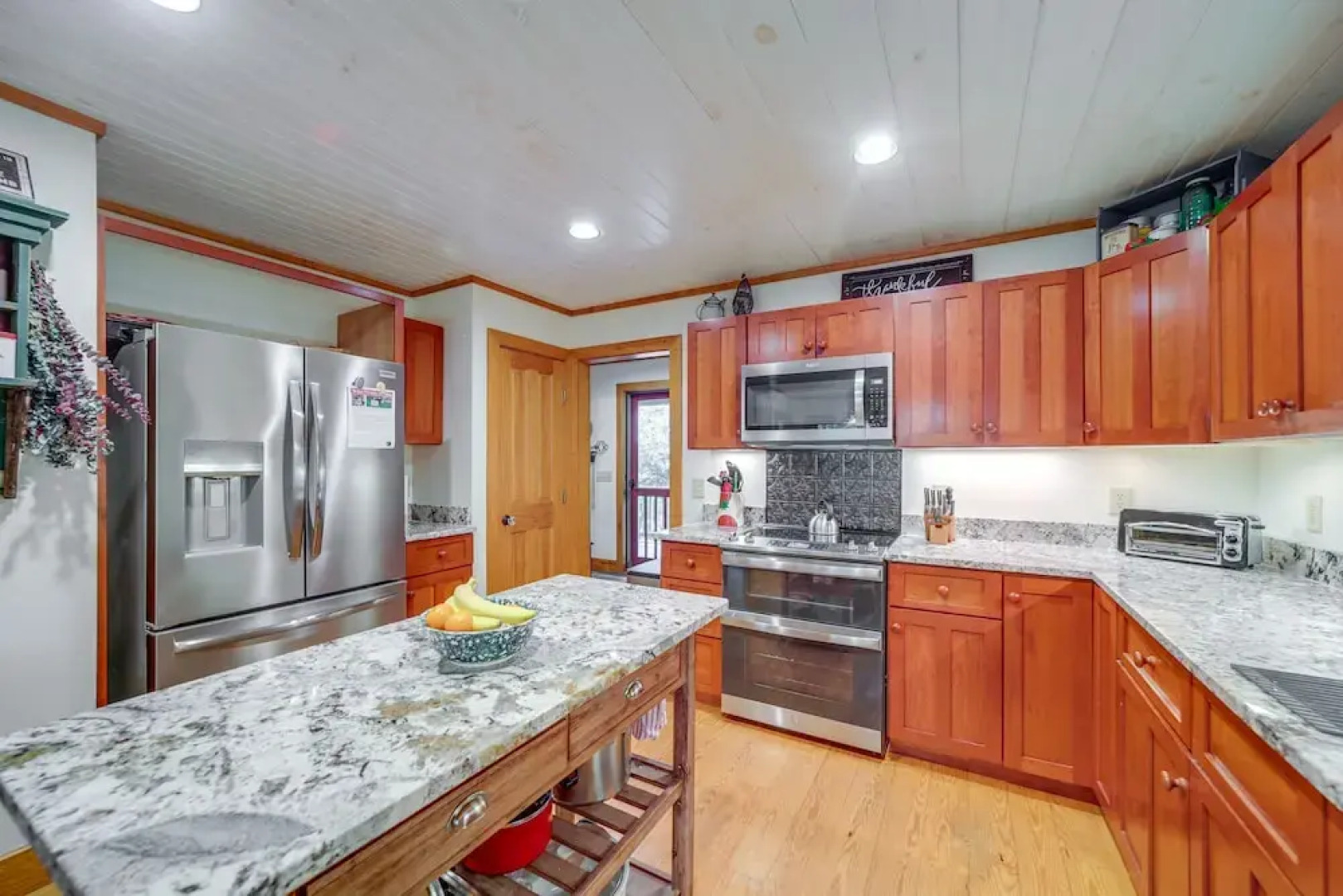 Creekside Family Retreat by Waterfalls & Hiking!