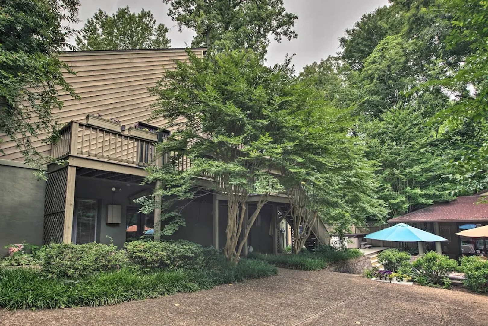 The White Elephant Inn Getaway w/ Pool & Hot Tub!