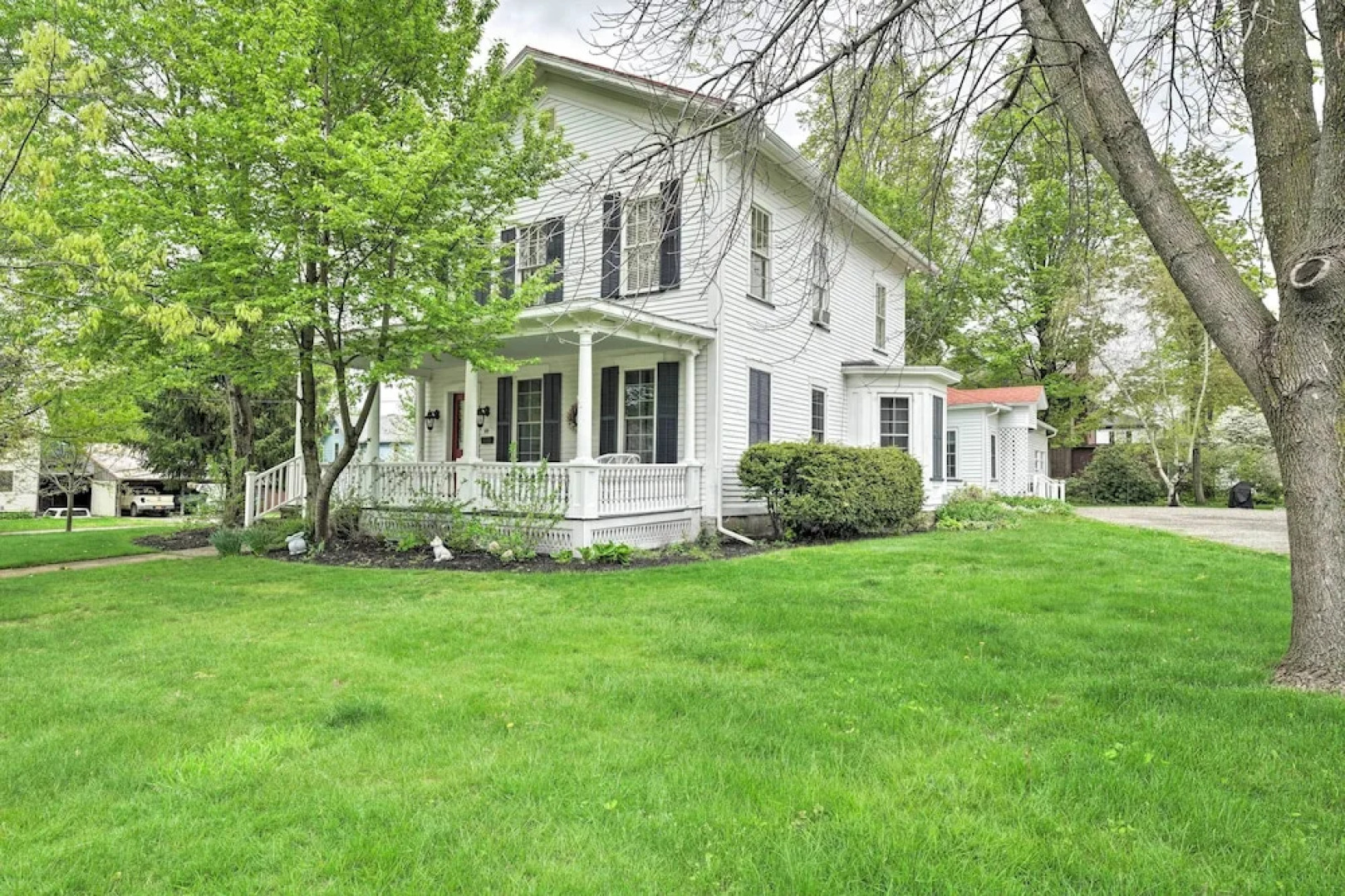 Romantic Apt Near Wineries, Golf & Lake Erie!