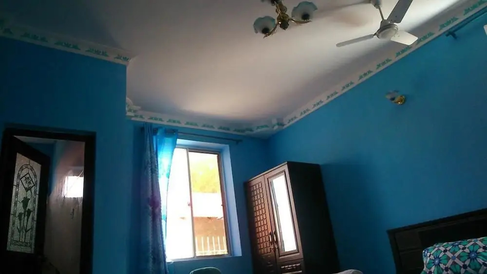 Uroa White House Inn