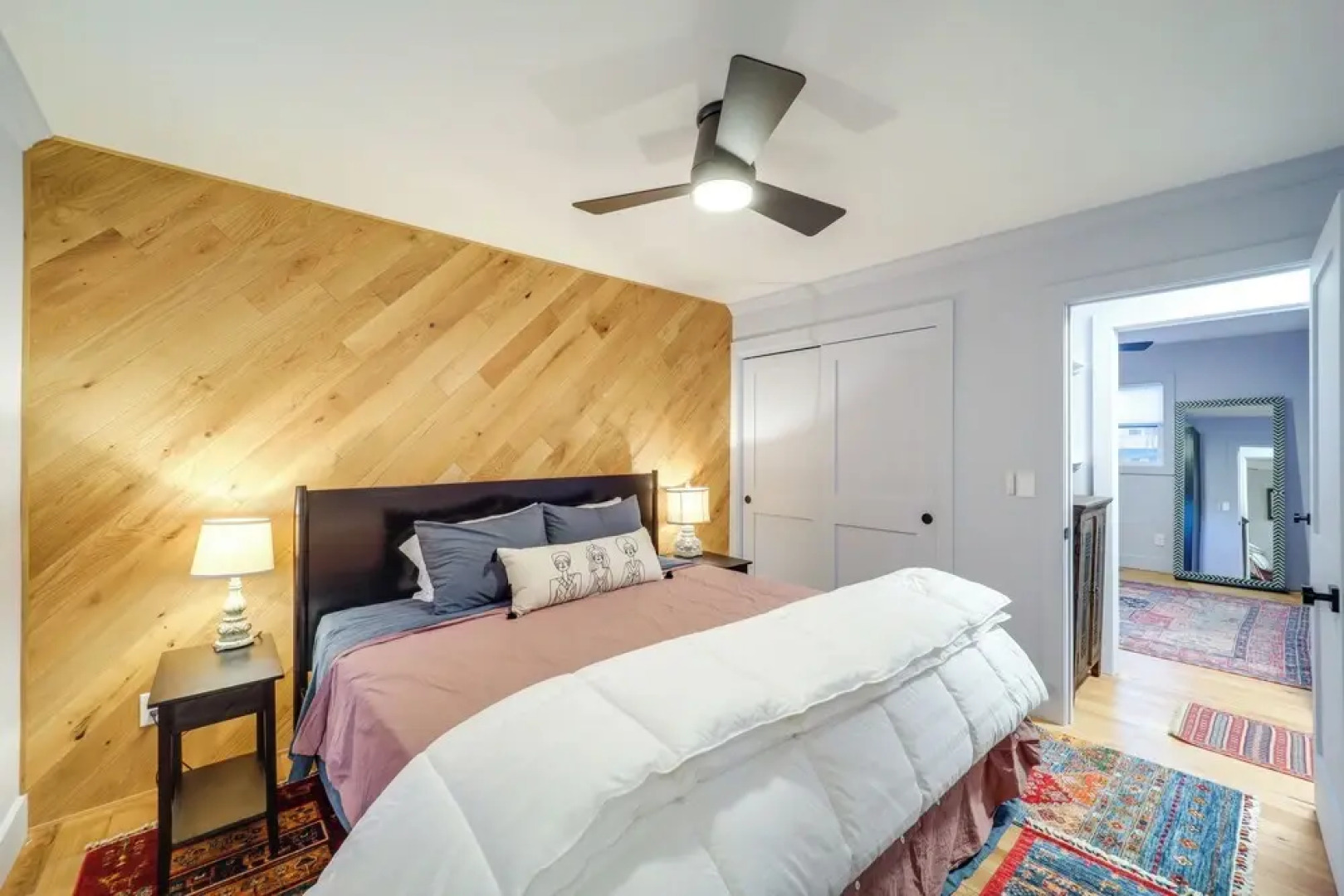 Steps to Dtwn & Fabulous Restaurants: Chic Condo