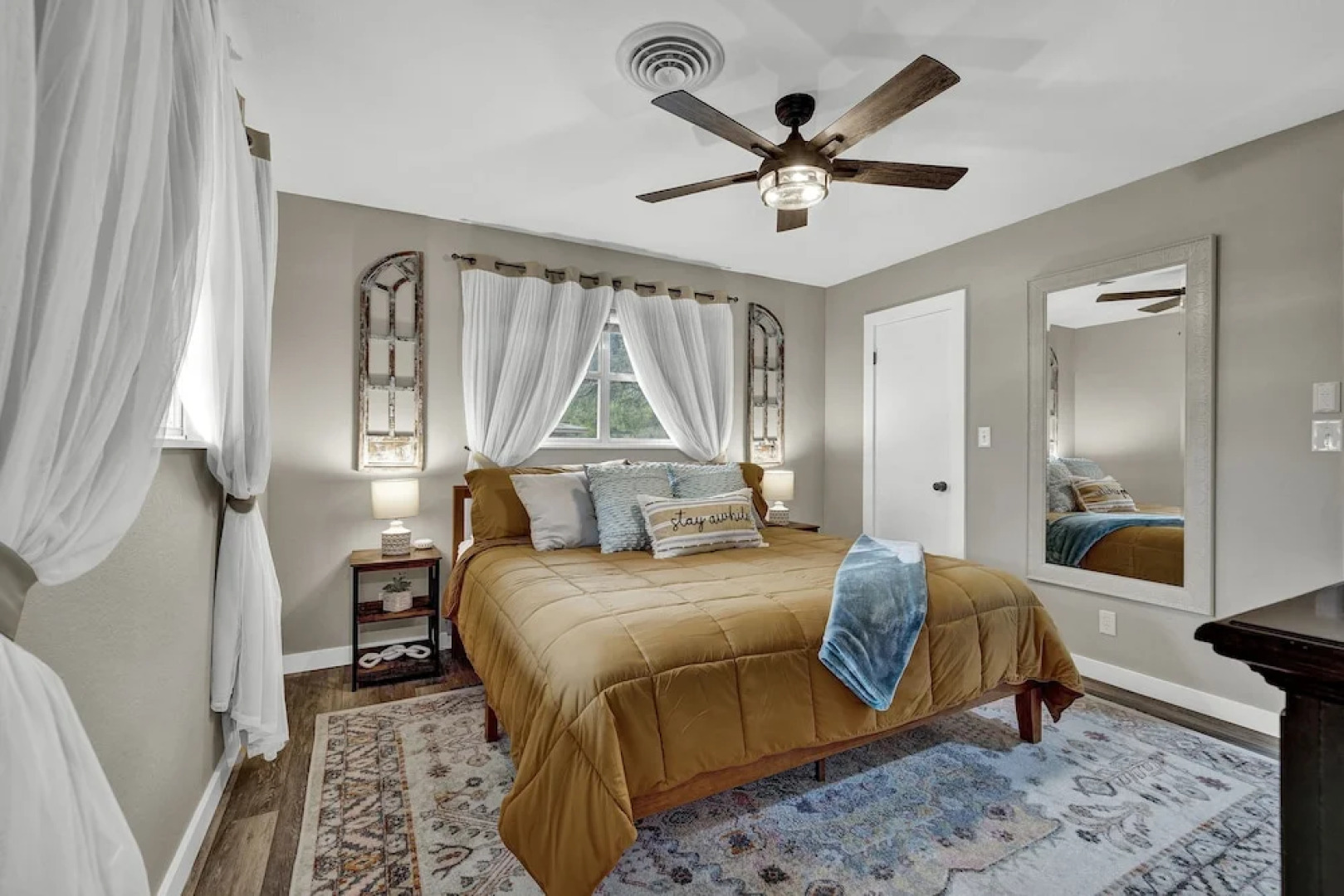 Charming Oasis Hot Tub & Fire Pit - 1mi to Dwntn