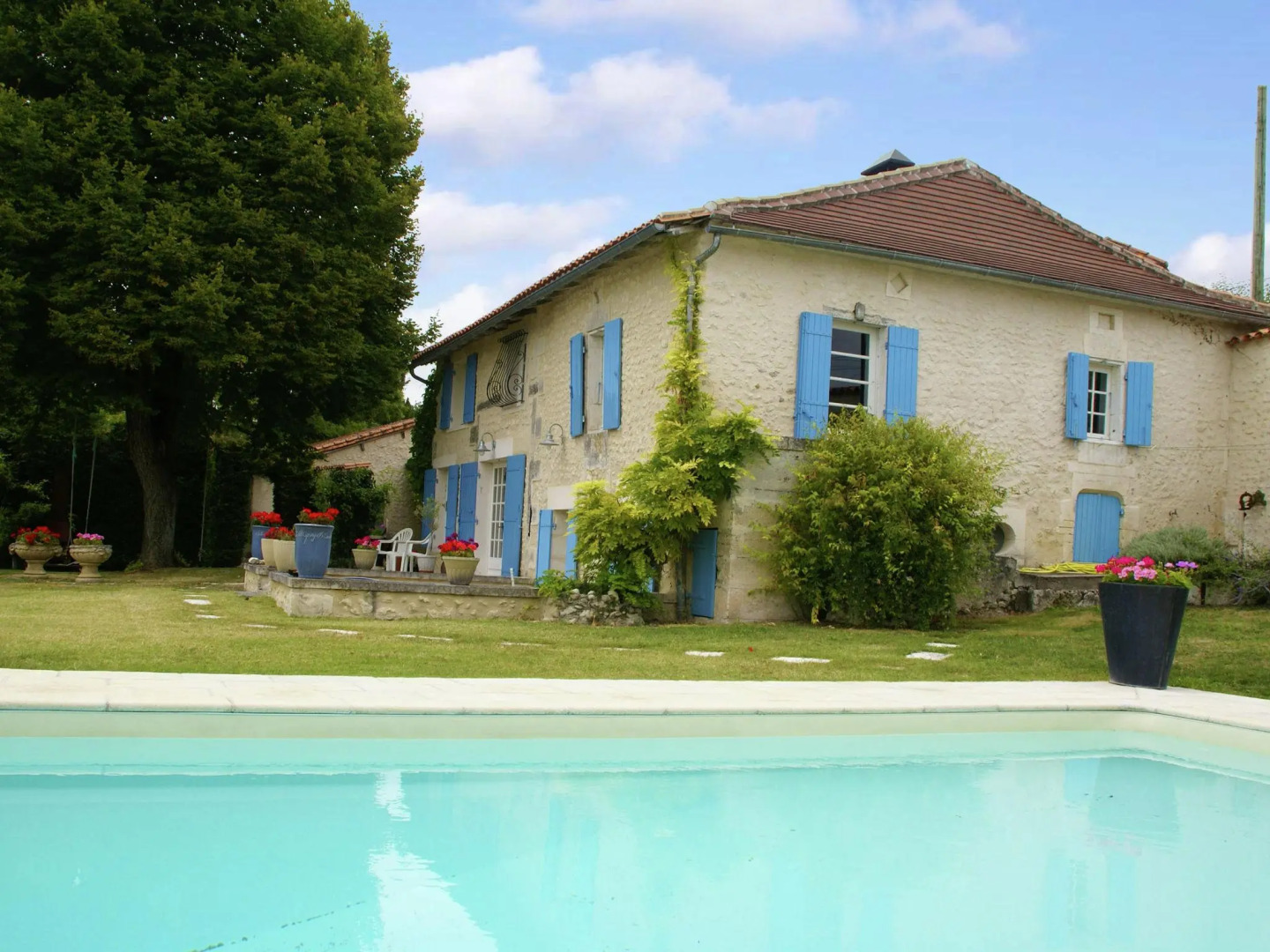 Vintage Holiday Home in Lusignac with Pool