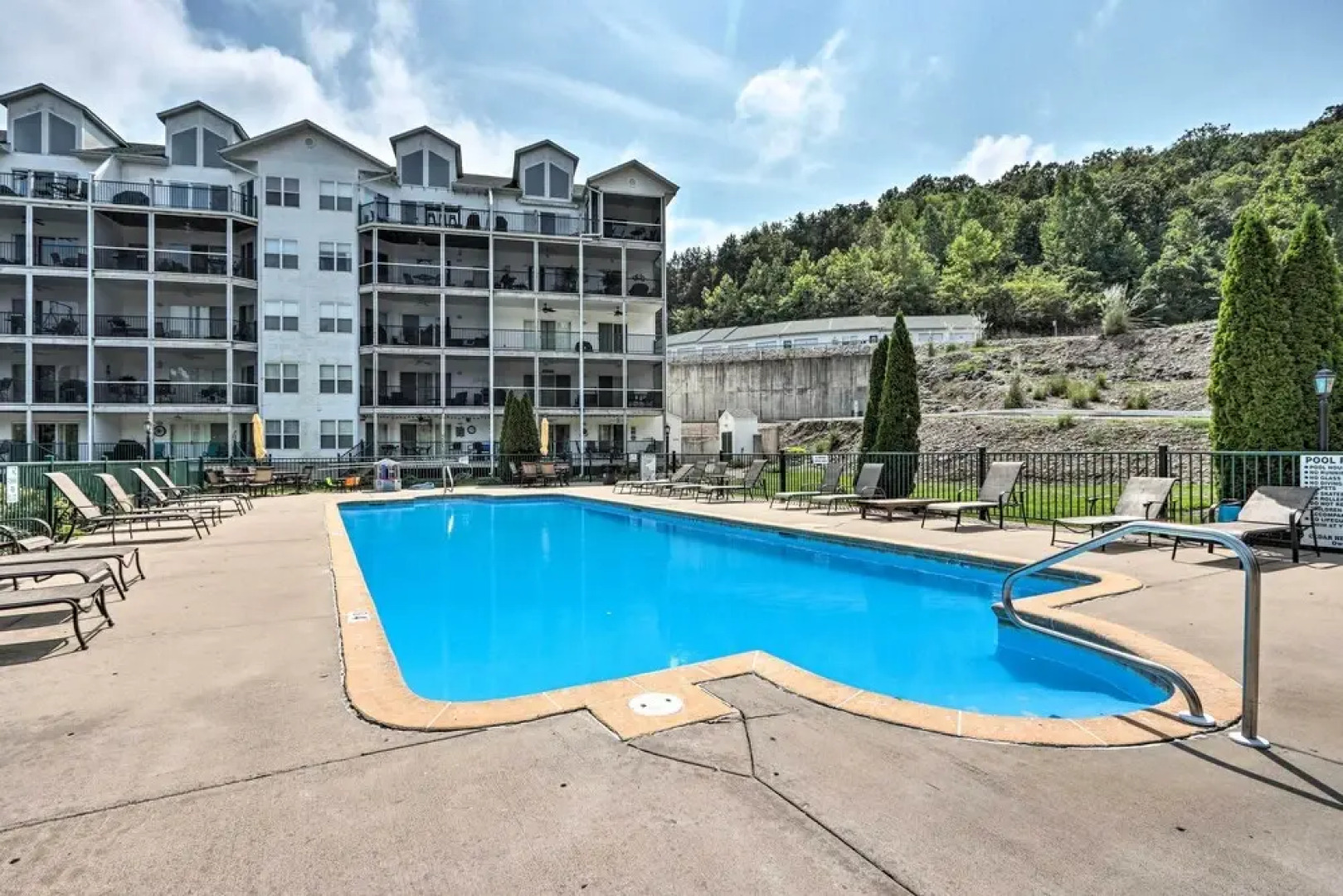 Lakefront Balcony + Pool Access: Camdenton Condo