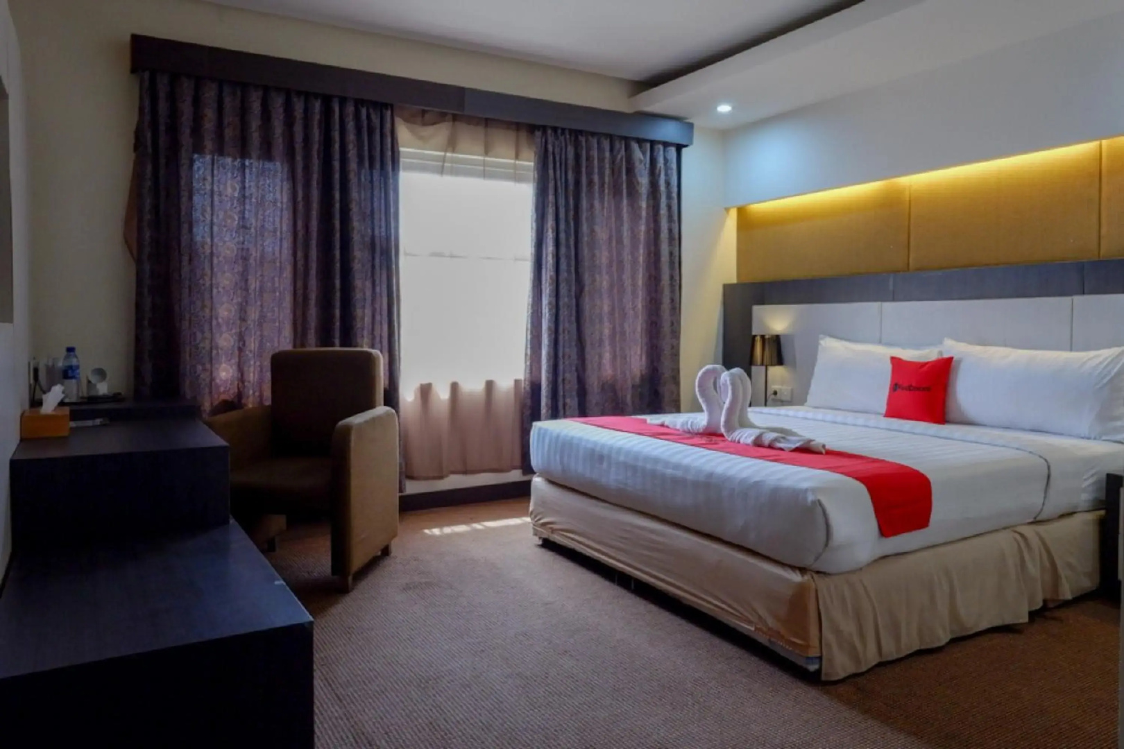 RedDoorz Plus near Hotel Benua Kendari