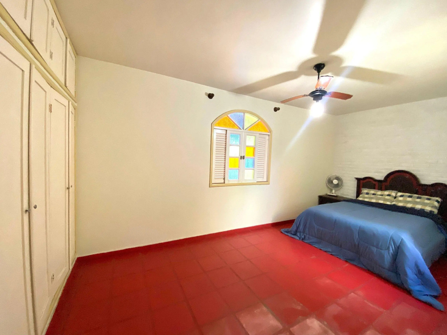 Casa 5 quartos, ampla, a 100 metros da praia. Amigos e família são bem vindos a essa casa. Venha viver momentos inesquecíveis aqui.