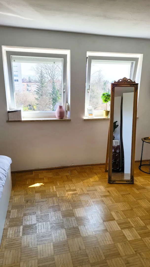 DG Links 40m 2-Zimmer Wohnung