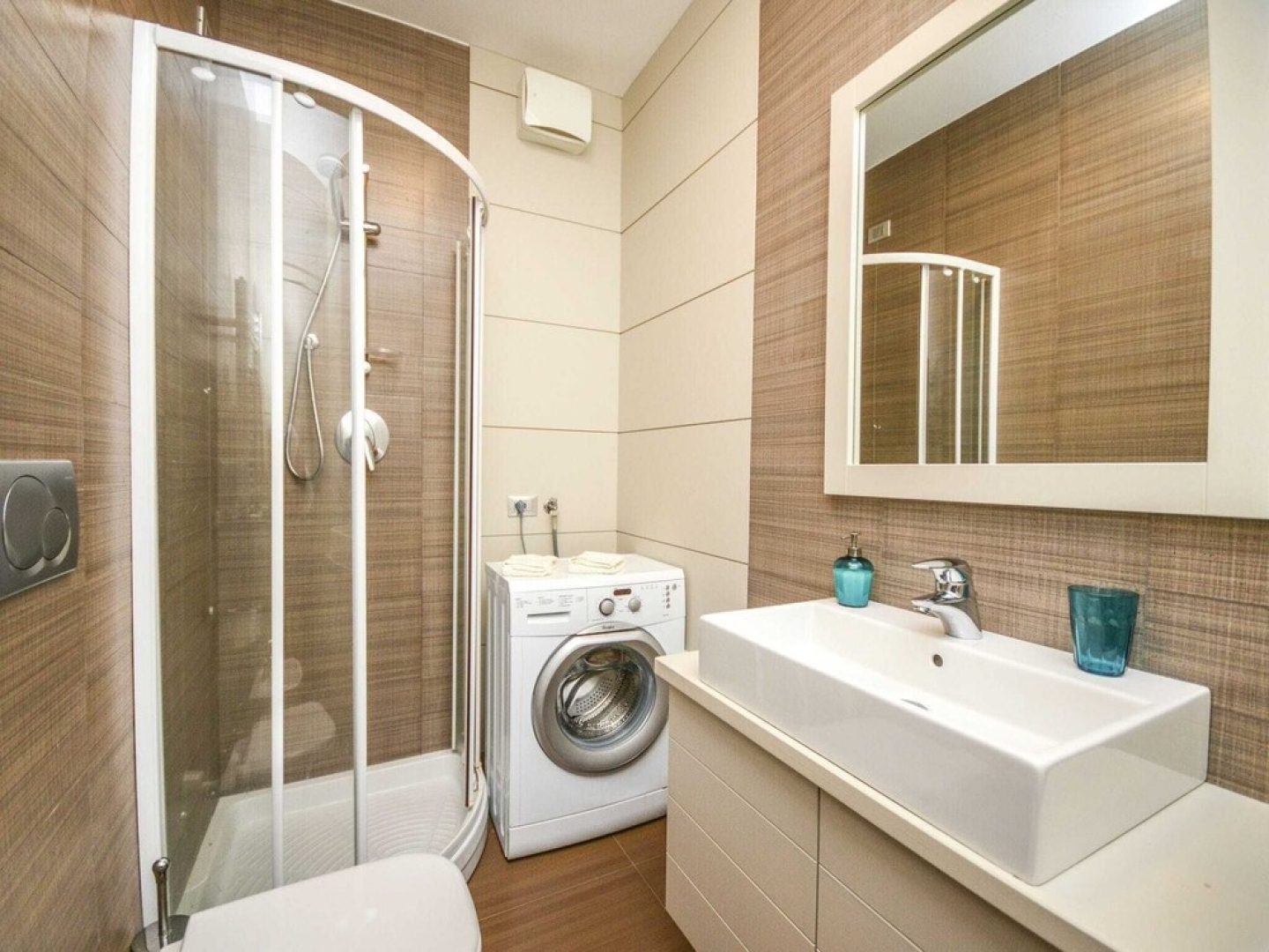 Lakeside Flat With Swimming Pool and air Conditioning