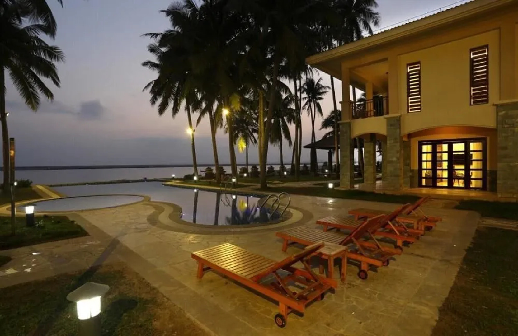 Coconut Grove Herton Sea View Hotel