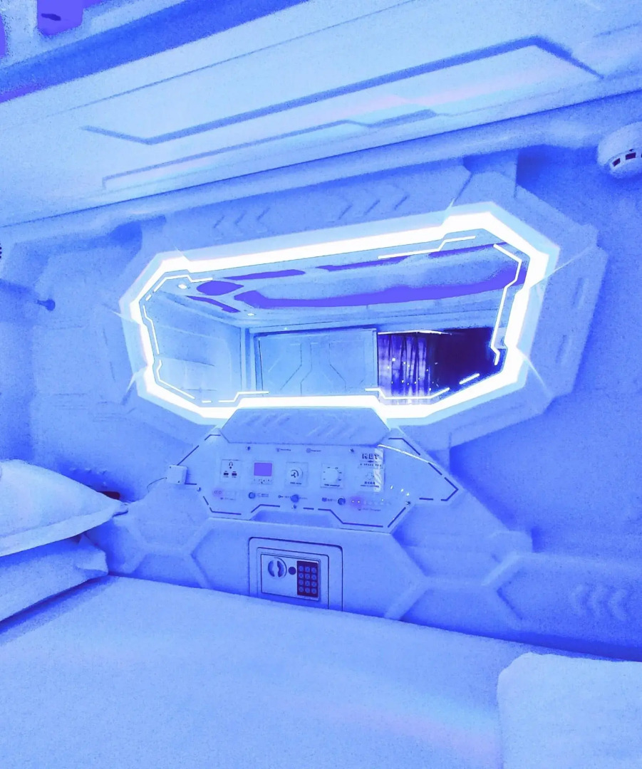 Met A Space Pod @ Arab Street