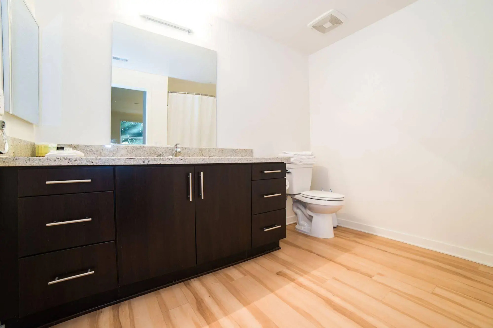 Ginosi Wilshire Apartel