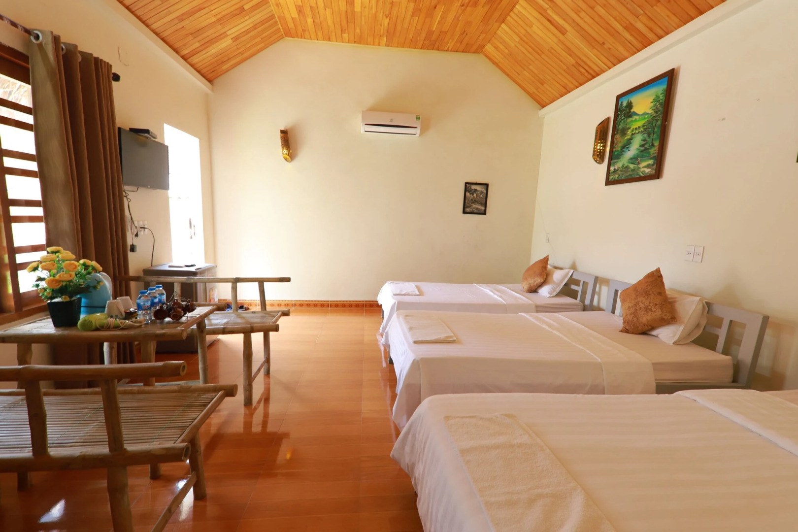 Green Riverside Cosy Home