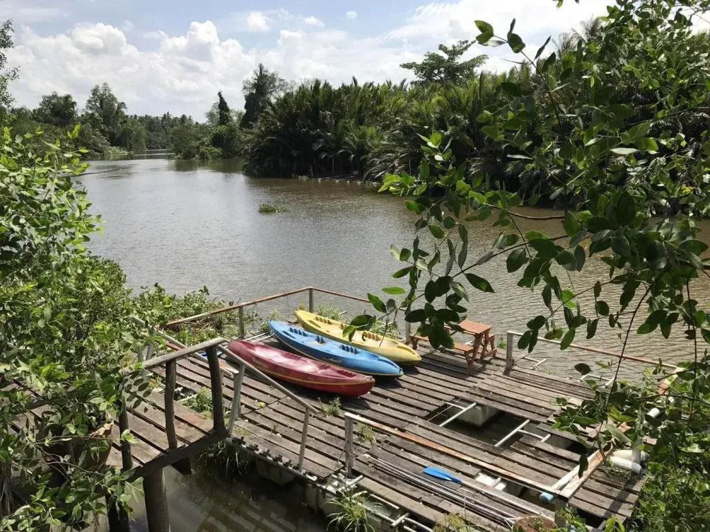 Floating Island Seafood & Resort