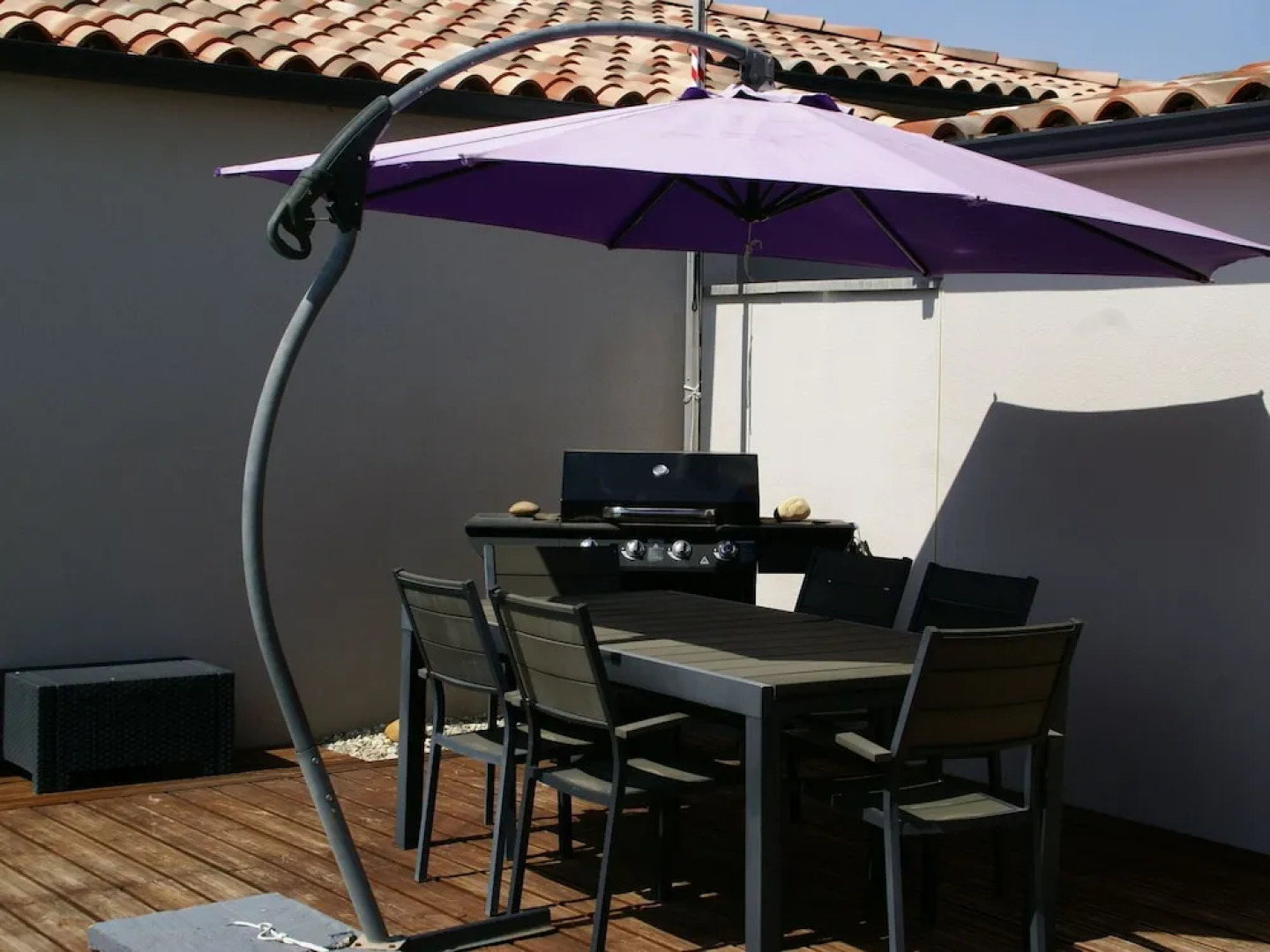 Modern holiday home with private swimming pool, air conditioning and enclosed garden