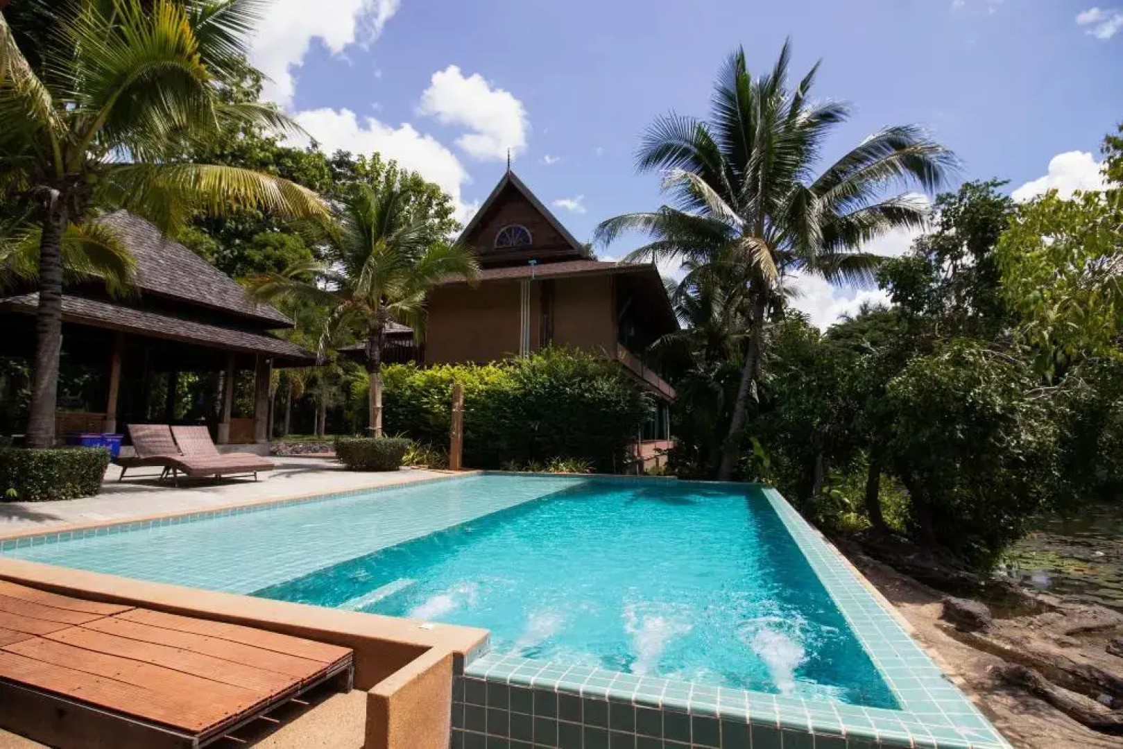 Royal Train Garden Resort By Zuzu