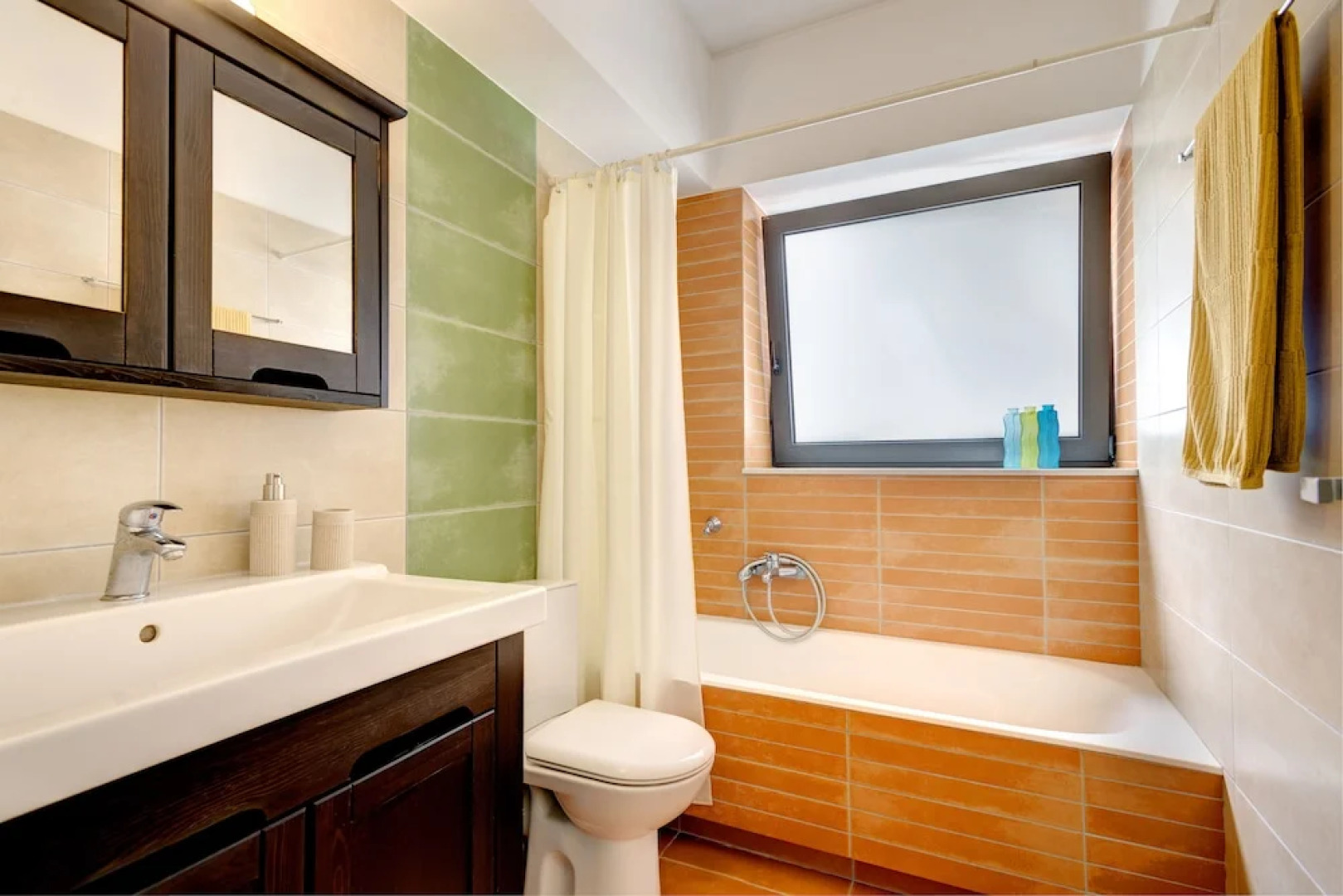 Minimal apt next to Acropolis