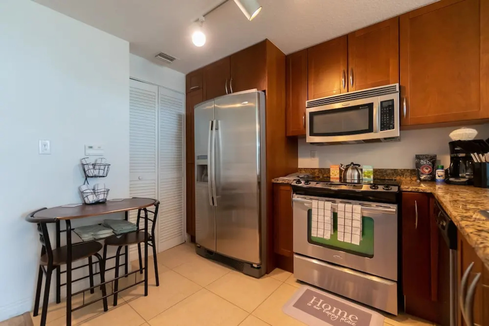 314s Nautical Beach Suite - 2 Beds!, Pools, Jacuzzi, Beach, Shops & Dog Friendly