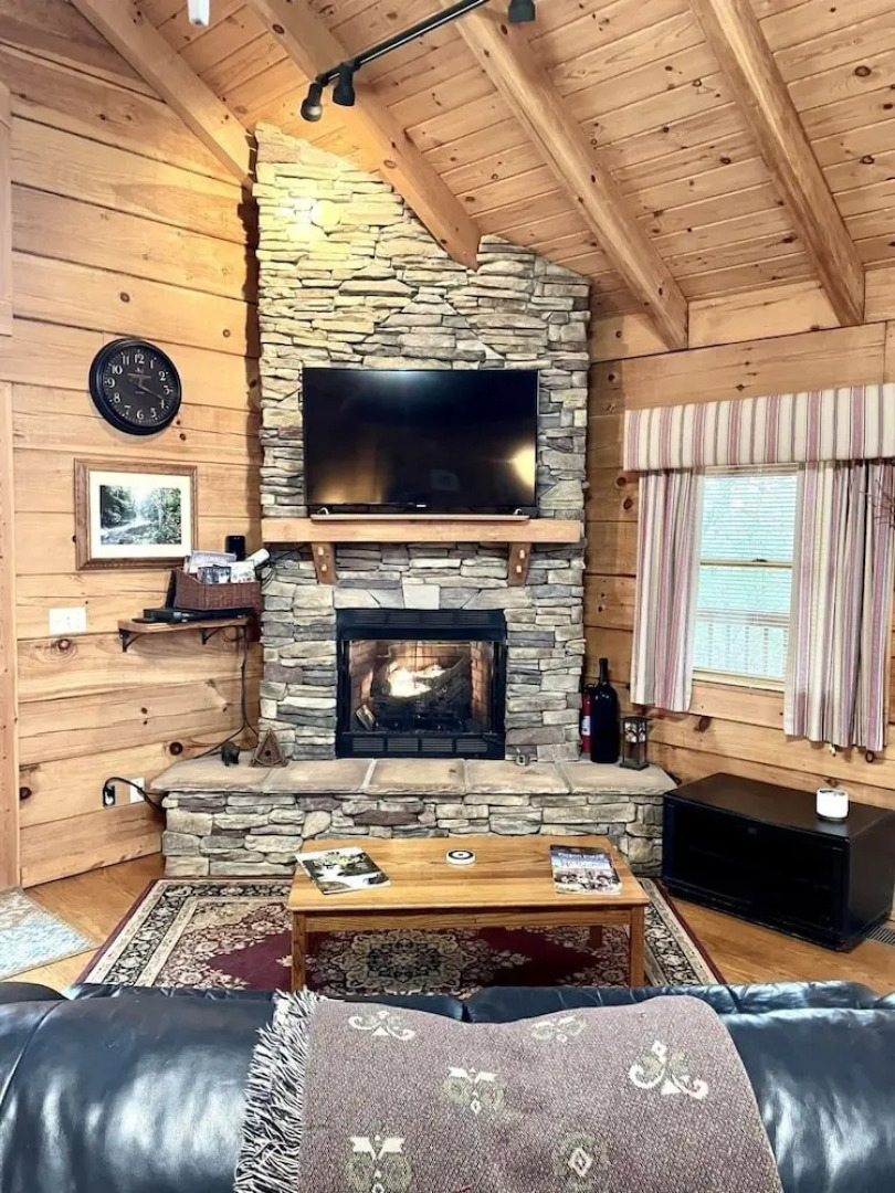 Romantic, pet friendly cabin with private hot tub, washer/dryer and full kitchen Studio Cabin by RedAwning