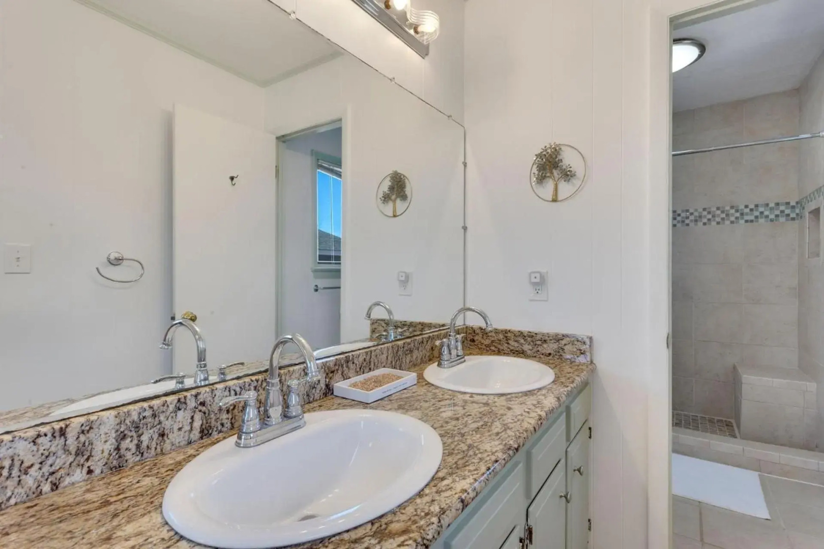 4122 - Blue White Haven