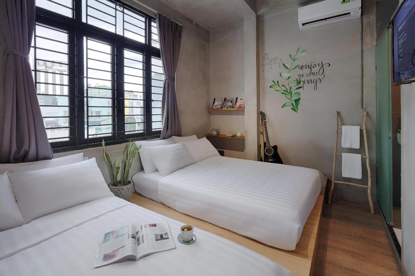 9 Hostel and Bar